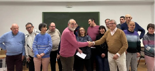 Entrega de la recaudación por parte de Julián Fernández Mellado